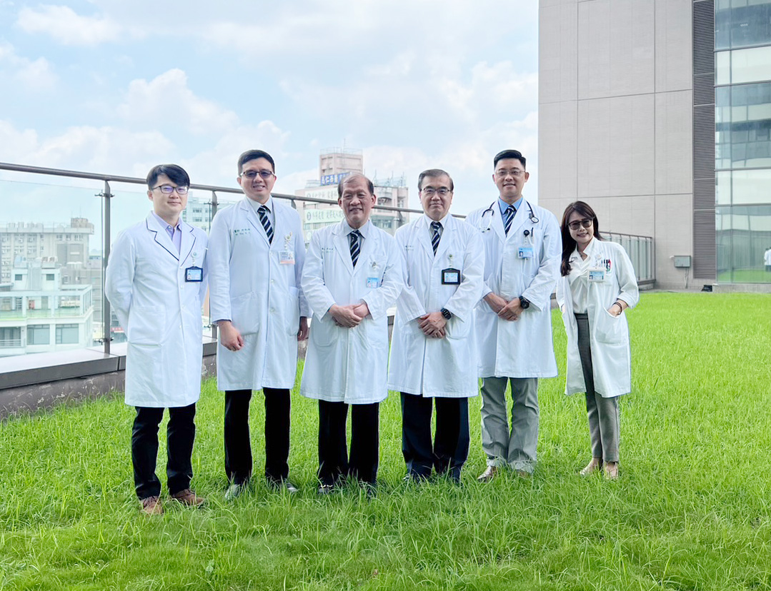 01.中醫大附醫智抗菌平台研發團隊代表。（攝影／趙敏）.jpg