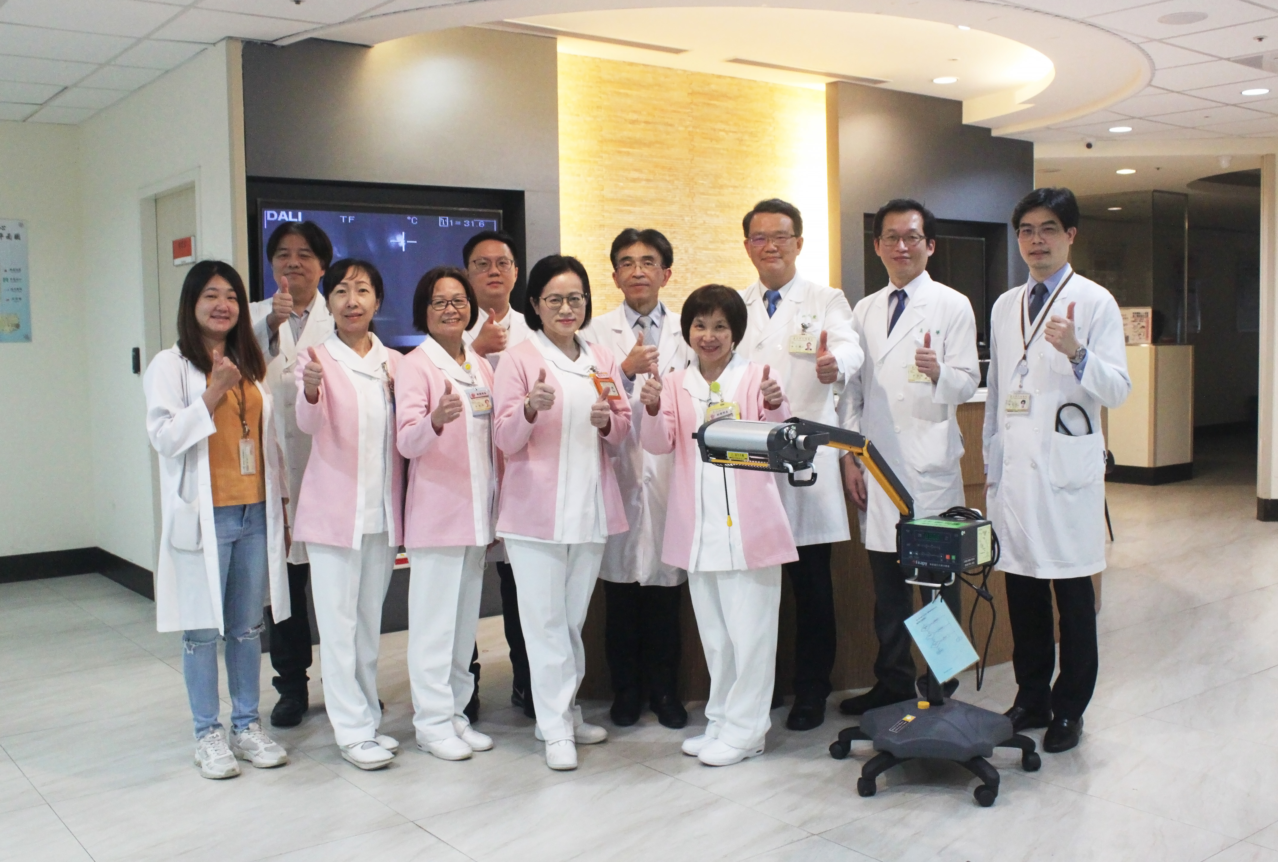 1.北榮血液透析中心照護團隊與遠紅外線治療儀，後方右三為腎臟科主任林志慶。（攝影／趙敏）.jpg